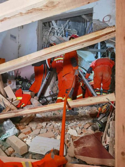 湖南长沙居民<em>自建房</em>倒塌事故现场，又一名受困人员获救！