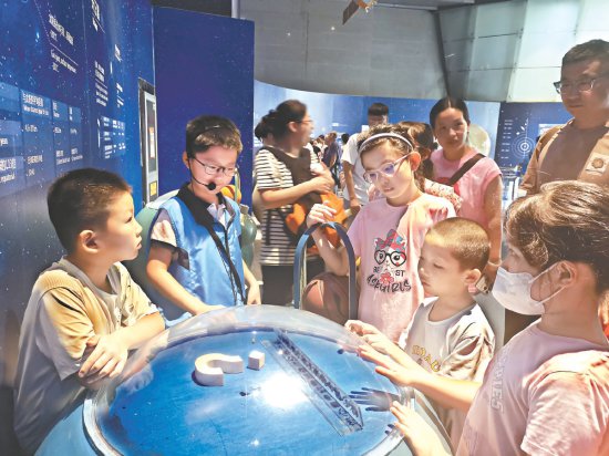 暑期天文馆每日客流达万人次 小小“蓝马甲”带观众遨游<em>太阳系</em>