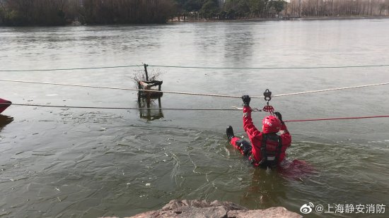 上海<em>有小孩</em>掉进了公园结冰湖面？实为消防部门演习