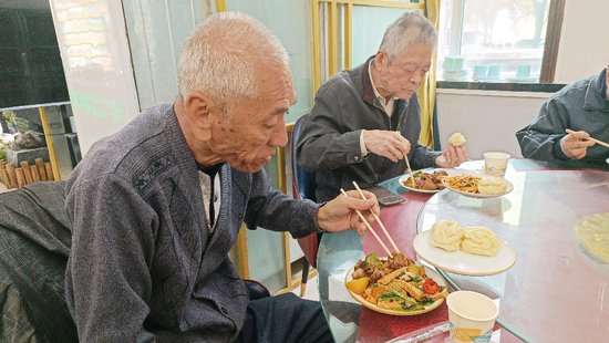 <em>暖</em>心！乌鲁木齐市米东区新增一处爱心助餐点，老人吃出幸福滋味