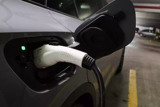 英国加油站巨头宣布将采购<em>特斯拉充电桩 电动</em>车时代真的来了