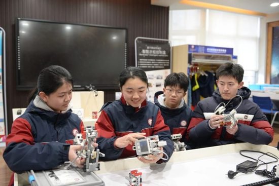 厉害！重庆高一女生斩获世界机器人大赛总决赛冠军