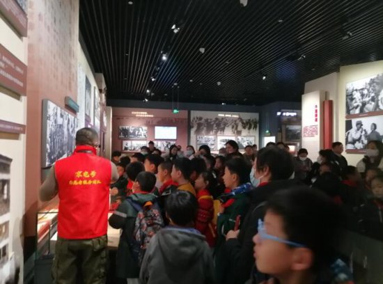 南京三汊河社区组织青少年参观渡江胜利纪念馆
