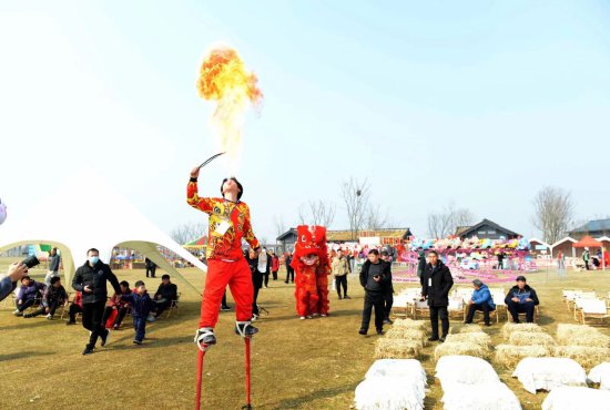 舞龙舞狮、高跷、旱船表演……扬州北湖湿地公园闹新春