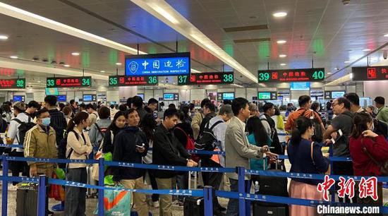 “五一”假期前三日，<em>上海</em>空港口岸出入境人员超26.8万次