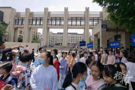 昨天杭州很多家长5点多就起床送孩子去考试，刚刚录取名单公布，...