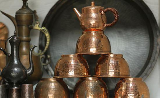 探访莎车老城景区第七代铜匠 领略传统手工艺品之美