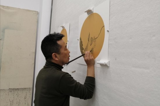 【今天我出镜】<em>陕西宝鸡</em>籍画家靳晓峰：在作画与设计间徘徊 成为...