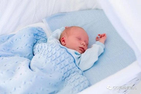 宝宝睡觉总喜欢踢被子横着睡？可能是有这4个“难言之隐”