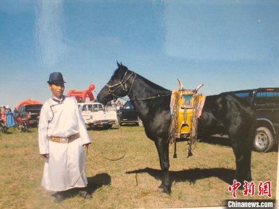 内蒙古阿巴嘎草原<em>牧马人</em>：蒙古马驰骋草原，是最好的保护和传承