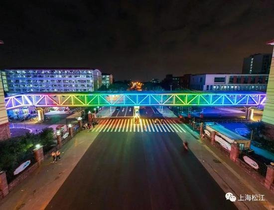 松江大学城新添一座彩色天桥总长约130米 实拍<em>图</em>一览