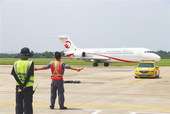 琼海博鳌机场迎来首架国产客机ARJ21