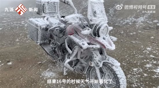 气温骤降 小伙骑摩托上山露营 车被冻成冰雕