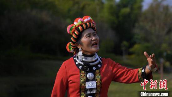 73岁佤族阿婆登上云南春晚：“只要音乐流动，就能感到生活的...