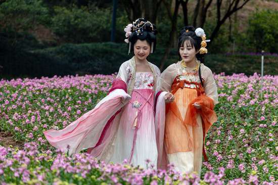广西南宁：青年身着传统服装游园迎春
