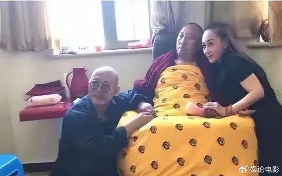 李连杰一家尼泊尔求佛被偶遇，62岁利智显苍老，网友称像老奶奶