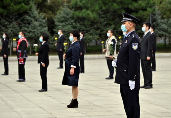 黑龙江省暨哈尔滨市烈士纪念日向英雄烈士敬献花篮仪式举行