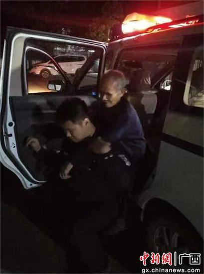 柳州市柳江民警救助走失老人 暖心守护“回家路”