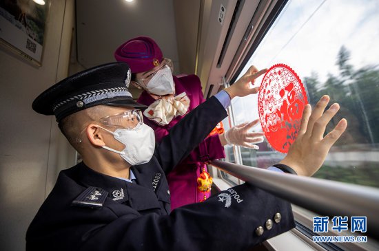 重庆铁路警方开展喜迎元旦平安相伴主题宣传活动