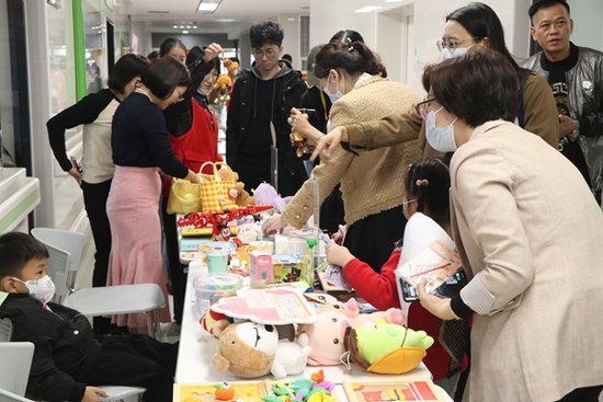 <em>晋江</em>医疗系统首家助困儿童的“爱心格子铺分站”在市医院成立