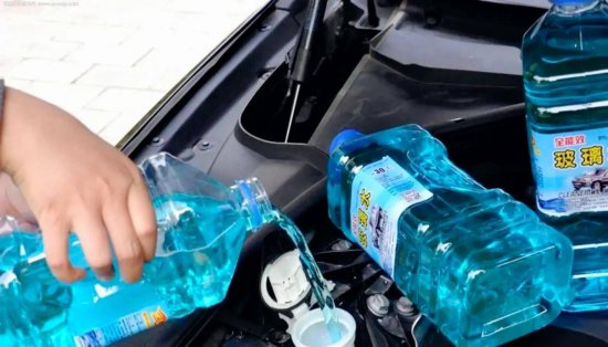 汽车添加<em>玻璃水的</em>4个注意事项，不懂的话，容易把车送进修理厂