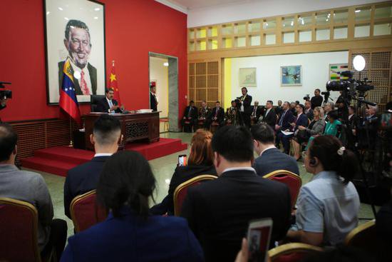 <em>委内瑞拉总统</em>马杜罗在驻华大使馆开记者会，收下一份《环球时报...