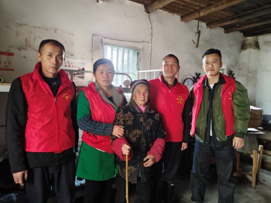 中国电信赣州分公司志愿者为独居老人送温暖