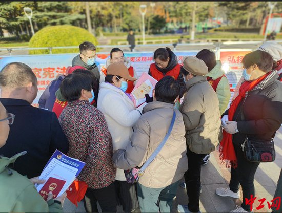 濮阳市总工会开展“尊法守法· 携手逐梦”宪法宣传周活动