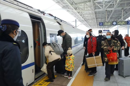 组图丨2023年春运启动<em> 青岛火车</em>站预计发送旅客150万人