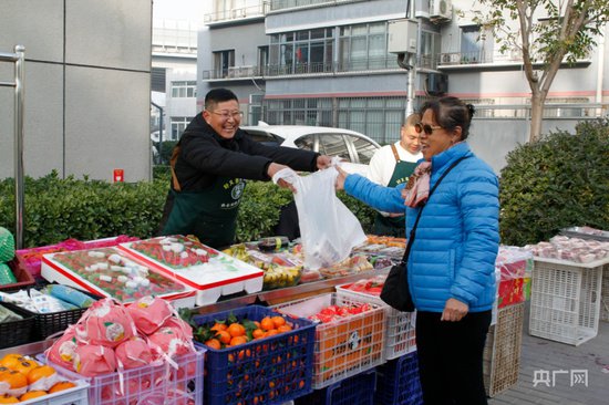这辆“超长待机”的便民蔬菜车开进北京石景山高井路社区