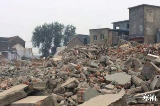 南京钢铁“钉子户”，外出半个月后<em>房子倒了</em>，开发商：风吹的