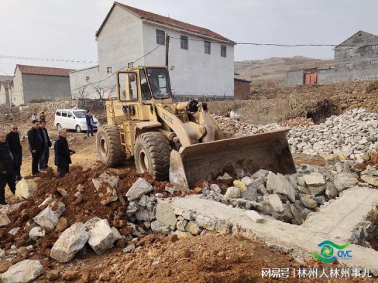 林州市横水镇两户村民乱占耕地建房被依法拆除