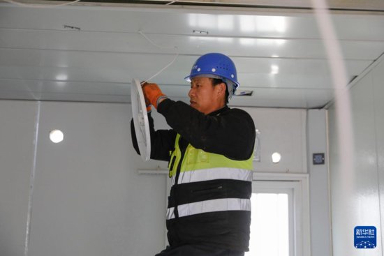 新华全媒+·积石山6.2级地震丨灾区活动板房安置点建设加速