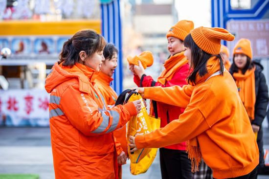 “橙”市首Fu的多巴胺色彩时尚街拍：中粮可口可乐冬日里第一份...