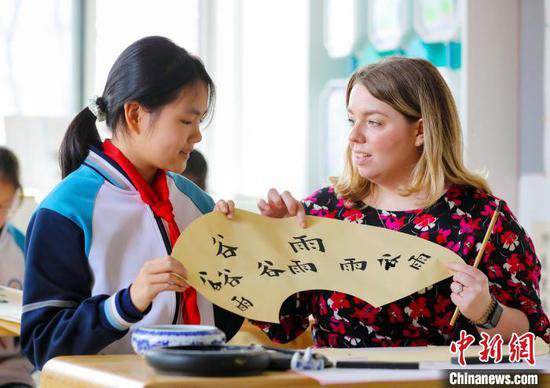 山东青岛：外国友人走进小学校园 感受中华传统文化魅力