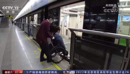除了完善无障碍环境建设，社会还能为残疾人做些<em>什么</em>？｜上海...