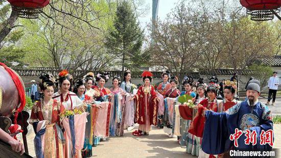 沈阳植物园花朝节开幕 穿上汉服共赴春日国风