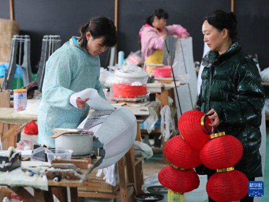 福建南平：扎纸灯笼助力妇女就业