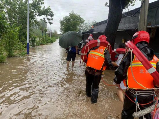 北京已转移群众超5万人 2千余名武警官兵抢险救灾 强降雨救援...