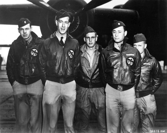 二战著名照片中，这个被日军<em>抓获</em>的美国飞行员活下来了吗？