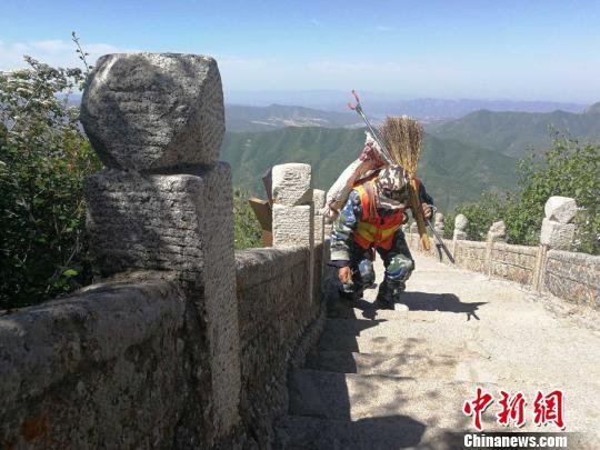 全国网媒探访北武当山：当地清洁工每日爬山步行10里获赞