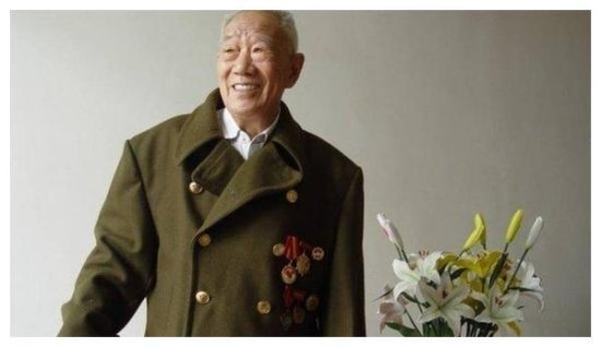 退休老头游北京，被开国上将请去博物馆，儿女才知父亲身份不...