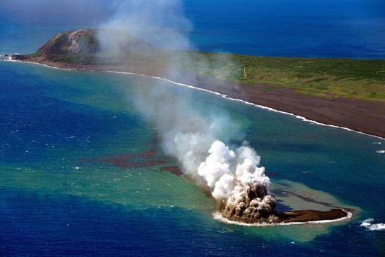 日本一座海底火山喷发 将沙土送上海面形成新小岛