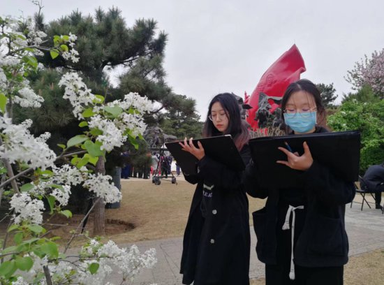 缅怀革命先辈，八宝山革命公墓举行清明红色祭扫活动