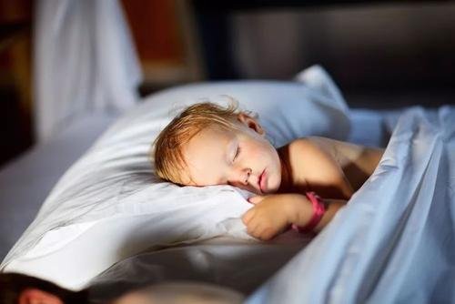 宝妈哄娃午睡，没想到自己却先睡着，惊醒时被宝宝的反应萌化了