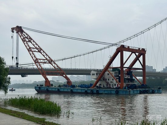 <em>最新</em>！被侧翻货车撞损的<em>南京</em>夹江桥已恢复双向通行