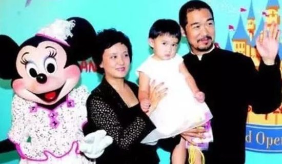 她二婚嫁给张国立，结婚30年却没<em>生</em>孩子，如今62岁才当上母亲！