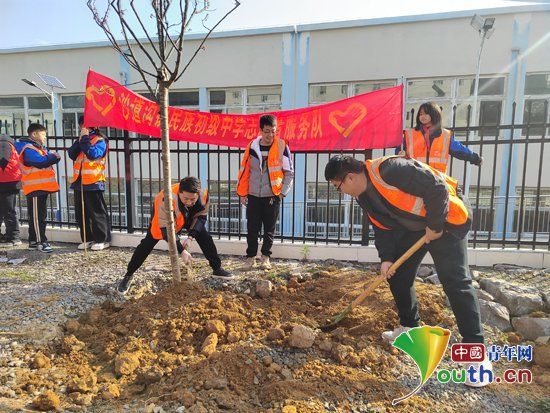 武科大研支团参加植树活动为服务地添“绿”