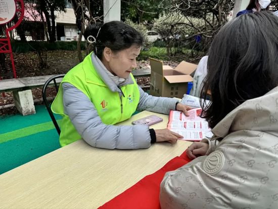 仙霞新村街道292名“老伙伴”志愿者，这样温暖老人心……