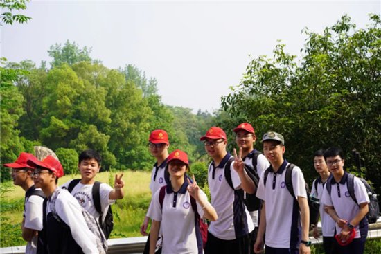 湖南邵东：举行千人徒步25公里远足拉练活动